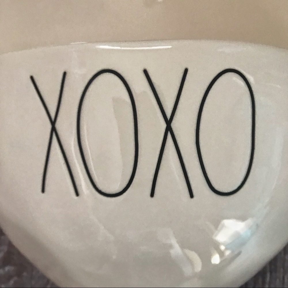 Rae Dunn Artesian Ivory Ceramic XOXO Wall Planter - Picture 2 of 6